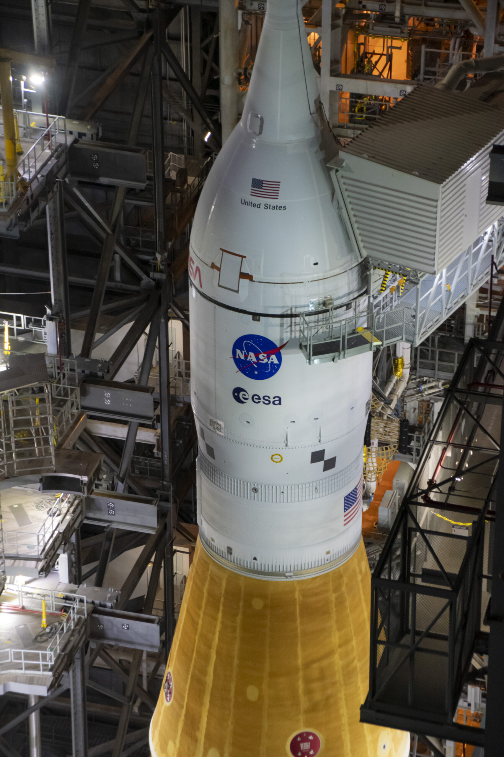 整流罩上的 ESA 和 NASA 標誌