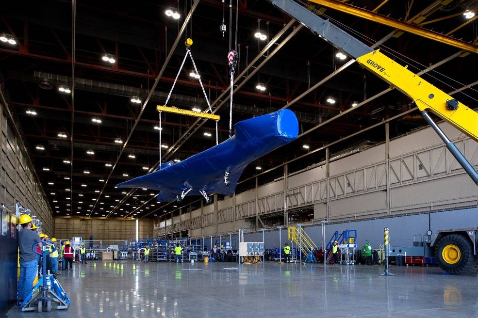 美國國家航空暨太空總署 X-59 停放在加利福尼亞州帕姆代爾的洛克希德·馬丁公司“臭鼬”工廠的地面上
