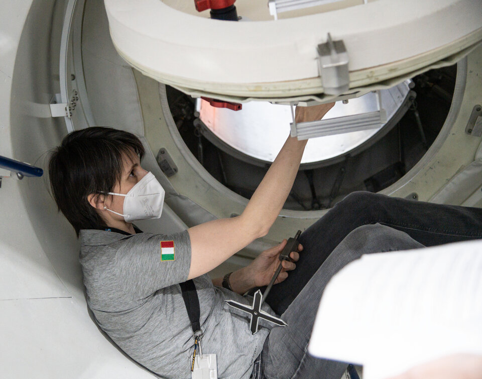 太空人薩曼莎·克裡斯托福雷蒂在 ISS Ingress Egress 訓練中。