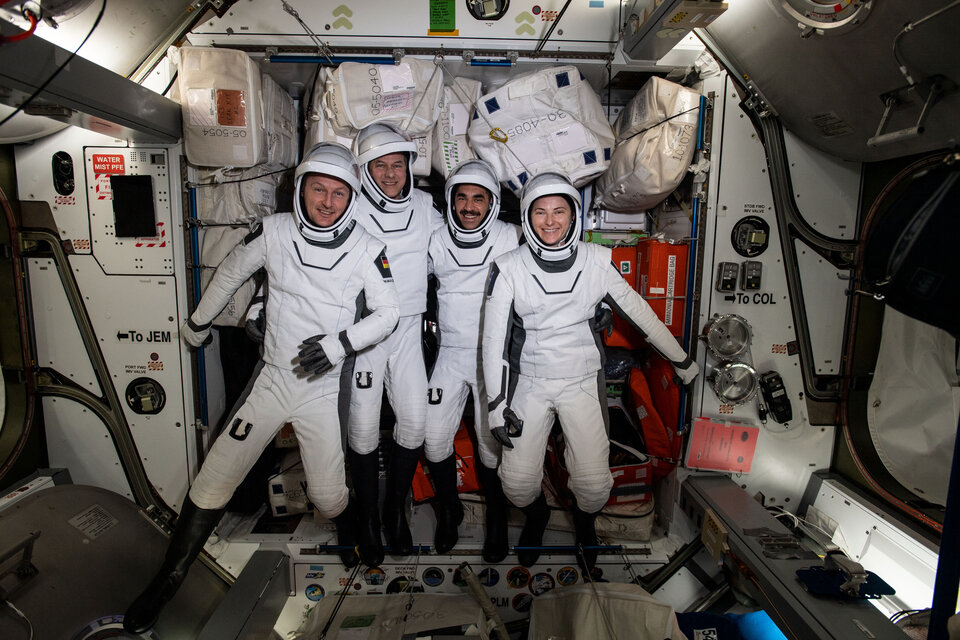 歐洲太空總署（ ESA ）宇航員馬蒂亞斯 · 莫伊雷爾 （ Matthias Maurer ）和美國國家航空暨太空總署（ NASA ）太空人拉惹·查里（ Raja Chari ）、托馬斯·馬什伯恩（ Thomas Marshburn ）和凱拉·巴倫（ Kayla Barron ）