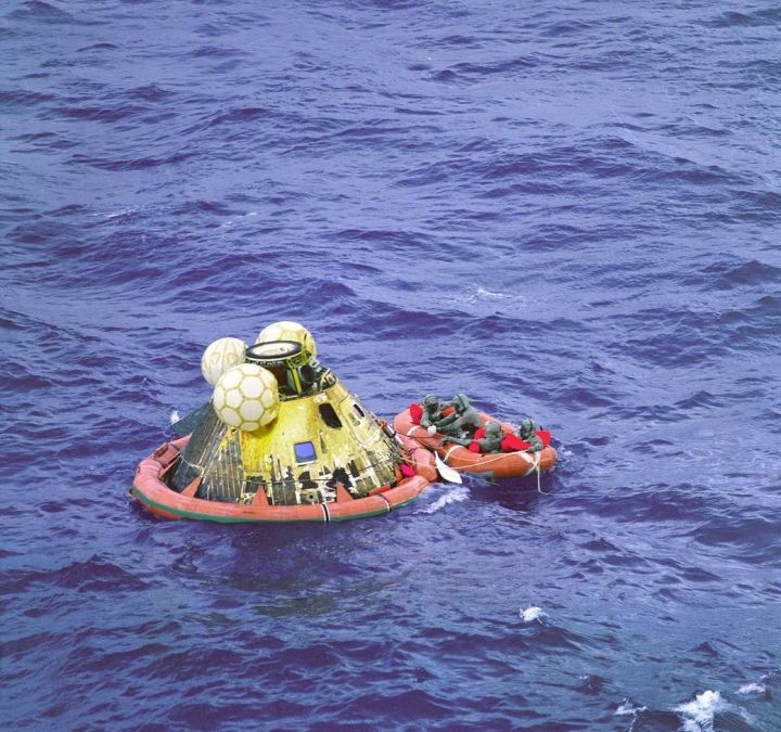 阿波羅11號返回艙返回地球後，注意回收人員身穿綠色隔離防化服