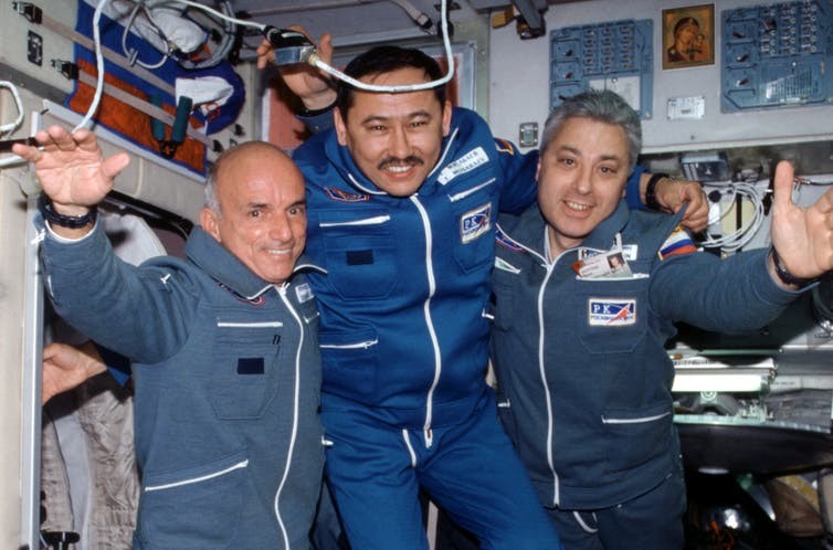 丹尼斯·蒂托（左）與兩名俄羅斯太空人合影，他是首位進入太空的普通公民，在國際太空站停留了1個多星期
