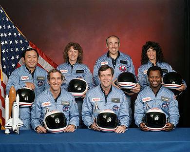 STS-51-L乘組：（前排左起）史密斯、斯科比、麥克內爾；（後排左起）鬼塚承次、麥考利芙、賈維斯、蕾斯尼克
