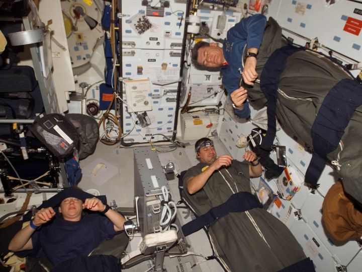太空人在睡覺