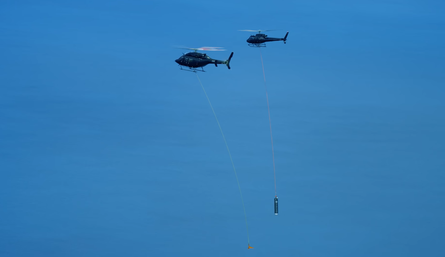 直升機準備了捕獲助推器和降落傘