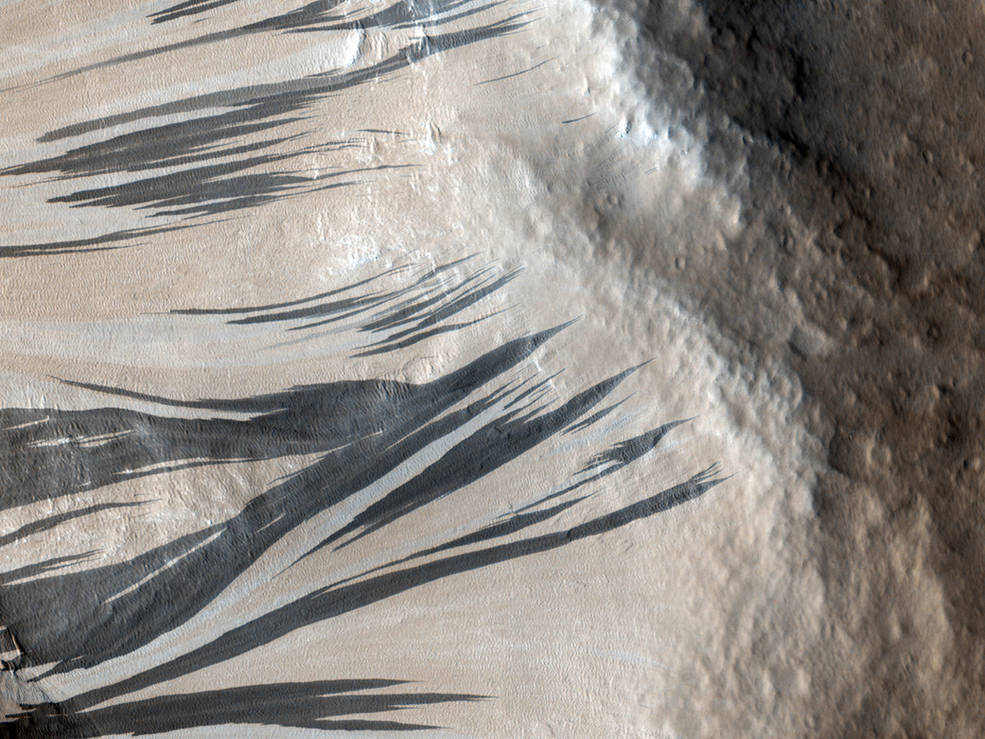 這些深色條紋，也被稱為「斜坡條紋」，是由火星上一個名為阿克龍-福斯的區域的塵埃雪崩引起的。 2006年12月3日，美國國家航空暨太空總署火星勘測軌道飛行器上的HiRISE相機捕捉到了它們。 