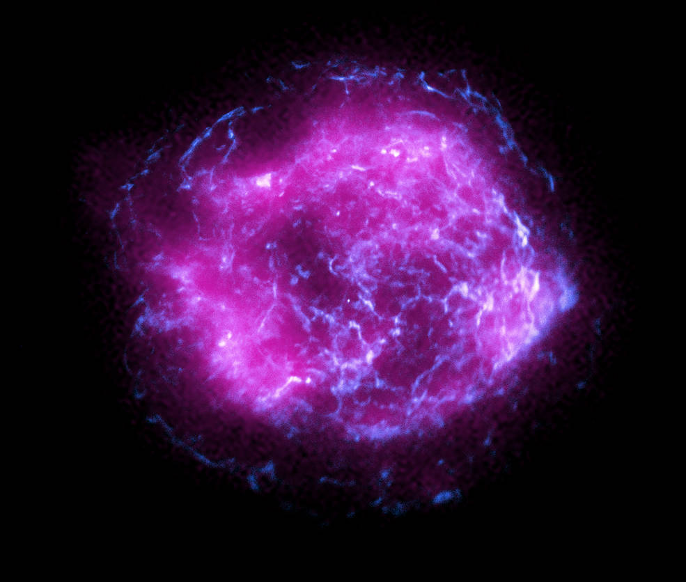 這張超新星仙后座 A 的圖像結合了 NASA 的 X 射線成像偏振探測器收集的一些第一批 X 射線資料（以洋紅色顯示）和來自 NASA 錢卓拉 X 射線天文台的高能 X 射線資料（以藍色顯示）。