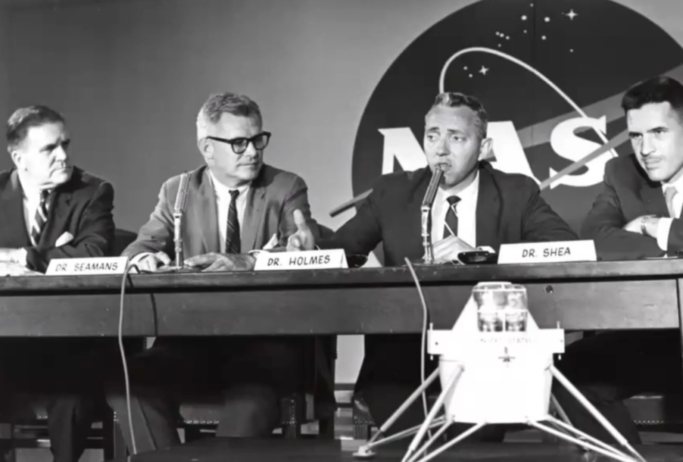 美國宇航局局長詹姆斯·E·韋伯(左)，副局長羅伯特·C·希曼斯， 載人航天飛行辦公室( OMSF )主任 D. Brainerd Holmes 和 OMSF 主任 系統工程 Joseph F. Shea 在 1962 年 7 月 11 日的新聞發佈會上宣佈 美國國家航空航天局選擇月球軌道交會作為阿波羅登月的方法。