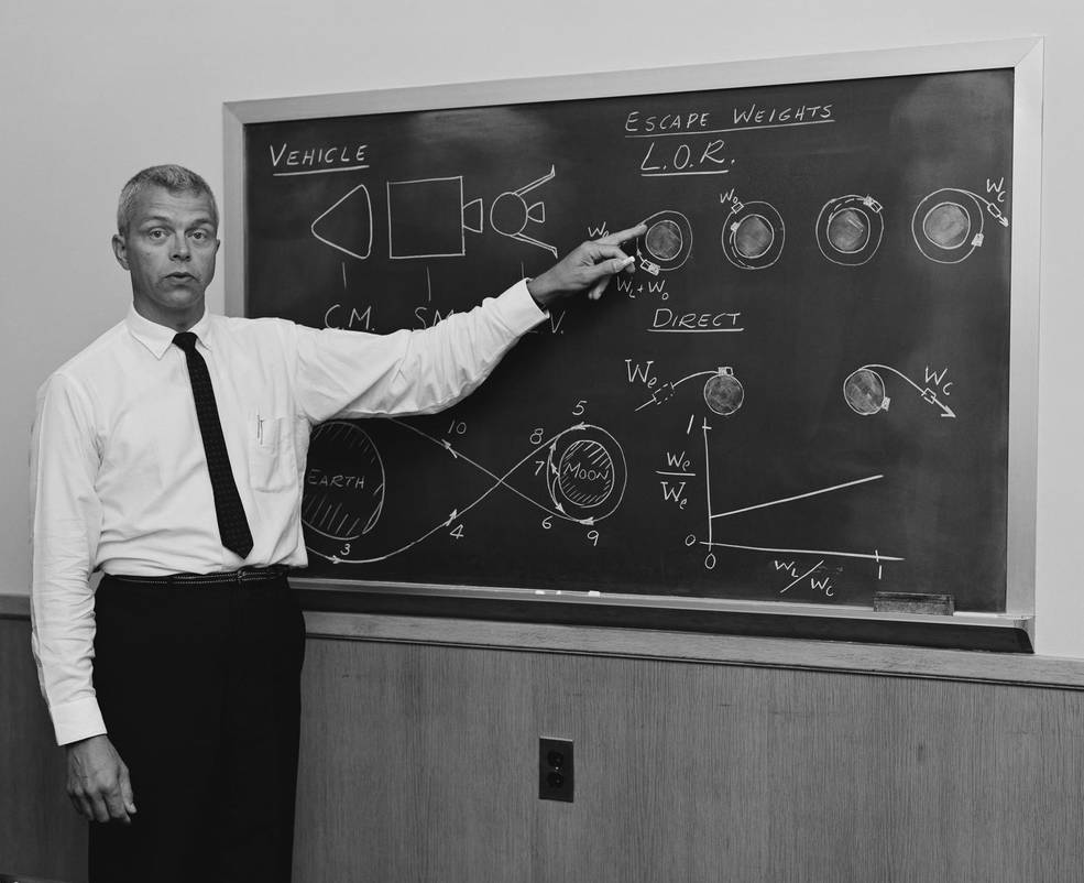 位於弗吉尼亞州漢普頓的 NASA 蘭利研究中心工程師 John C. Houbolt 解釋了月球軌道交會技術。