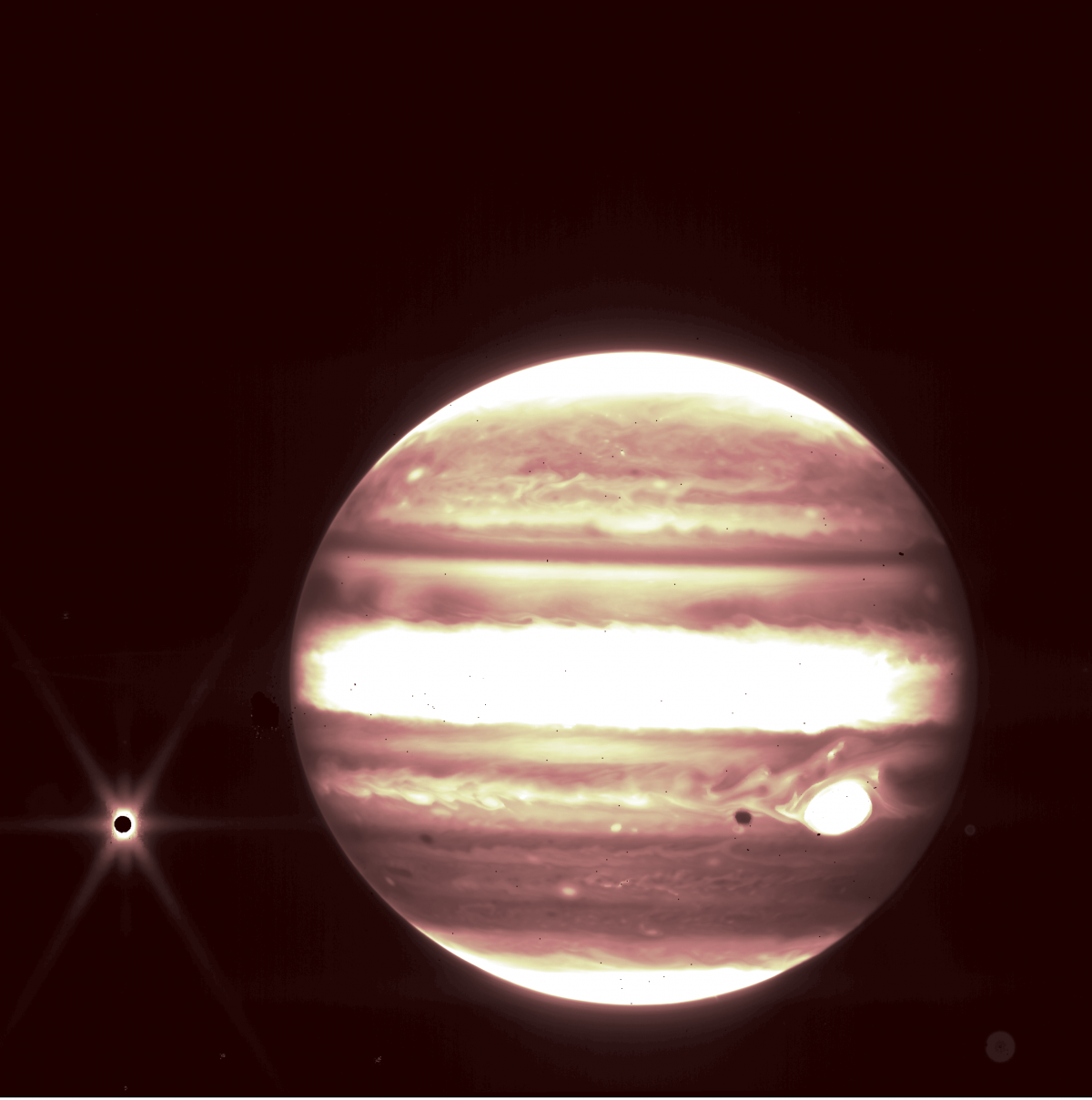 木星（中間）和它的衛星歐羅巴（左邊）通過詹姆斯韋伯太空望遠鏡的 NIRCam 儀器 2.12 微米濾光片看到。 