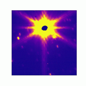 行星 6481 丹增（中）在 NIRCam 拍攝的這一系列圖像中，可以看到在恆星的背景下移動。 