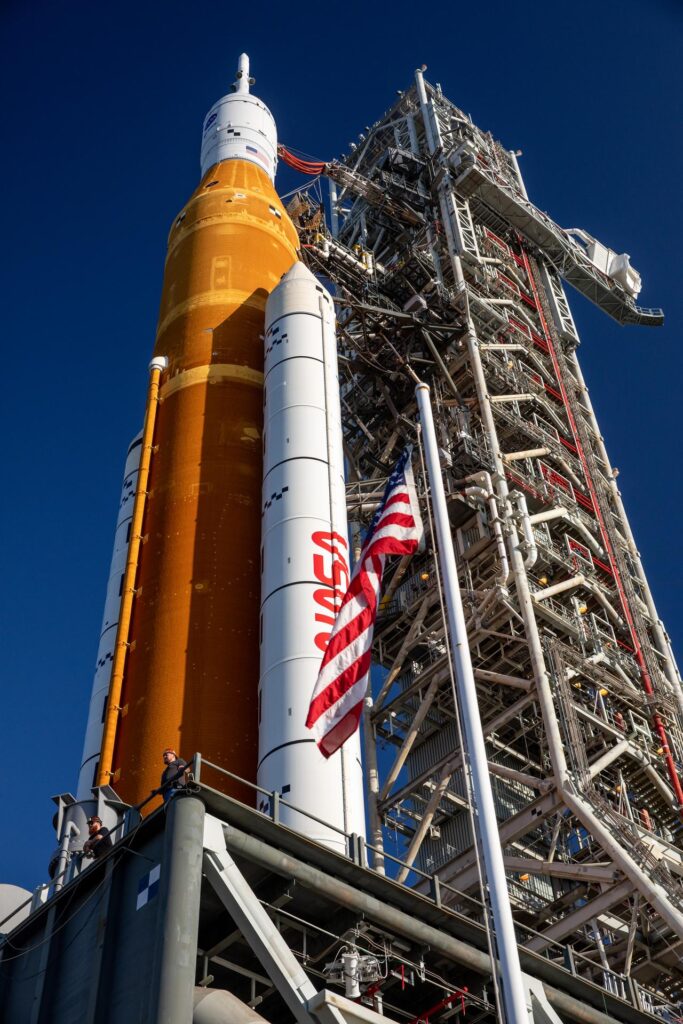 美國國家航空暨太空總的太空發射系統（SLS）火箭和移動發射器