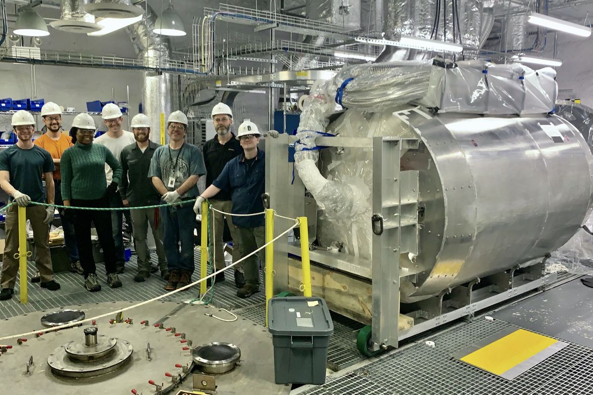 工作人員們在將 LUX-ZEPLIN 運送到地下到斯坦福地下研究實驗室後的合影