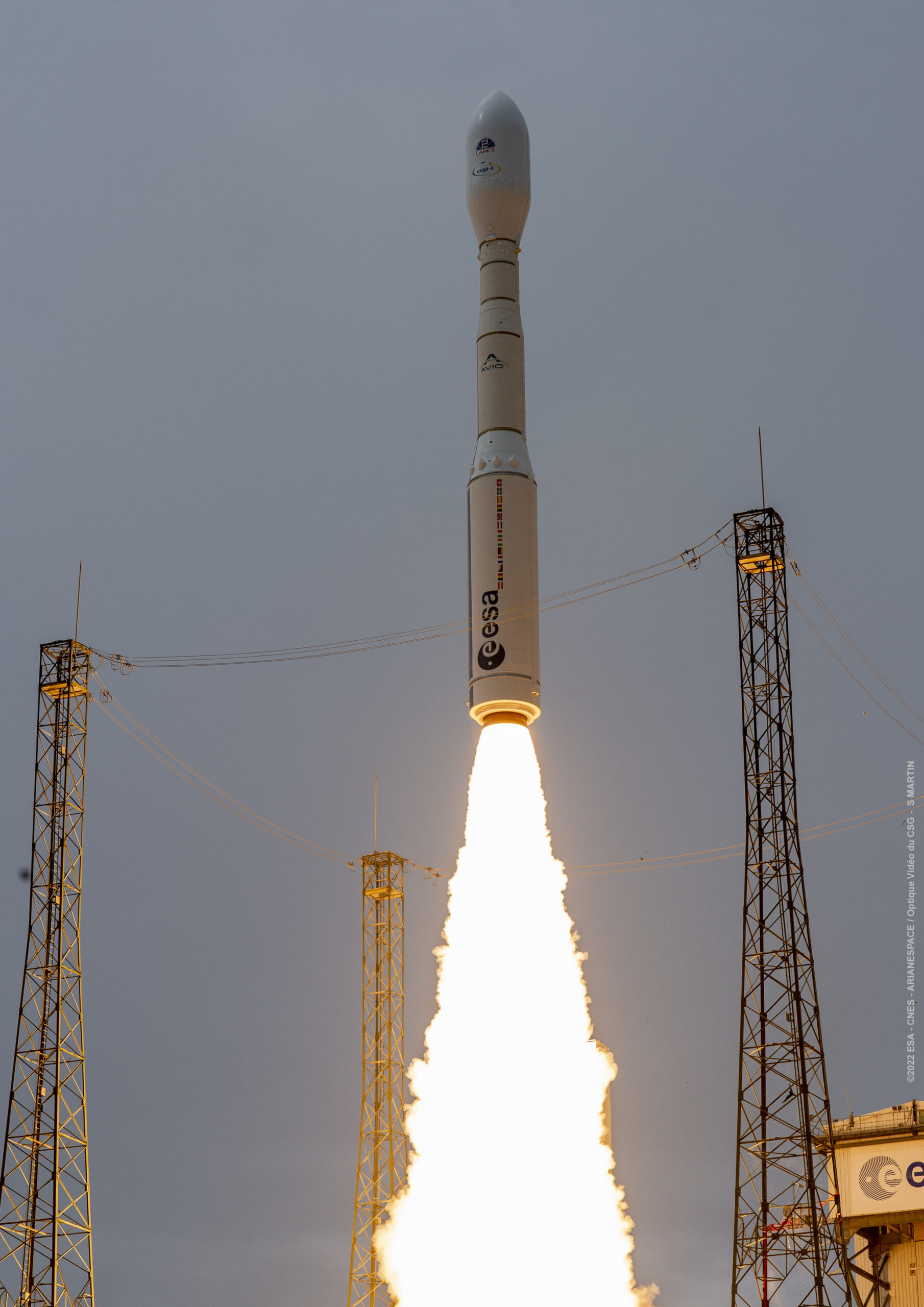 當地時間 15:13 ，歐洲太空總署新的 Vega-C 火箭從蓋亞那太空中心發射升空，開始它的首飛。憑藉著全新的第一級和第二級以及升級後的第四級， Vega-C 在離地 700 公里的圓形繞極軌道的酬載能力已經從其前身 Vega 的 1.5 噸提高到約 2.3 噸。 VV21 航班中， Vega-C 的有效載荷是義大利太空總署的一項科學任務 LARES-2 以及來自法國、義大利和斯洛維尼亞的六顆科研立方衛星。