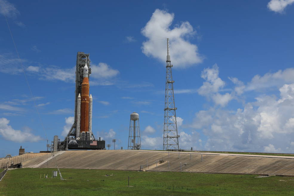  2022 年 6 月 30 日，佛羅里達州美國國家航空暨太空總署肯尼迪航天中心 39B 發射臺，湛藍的天空作爲Artemis I太空發射系統（SLS）和獵戶座航天器的背景。