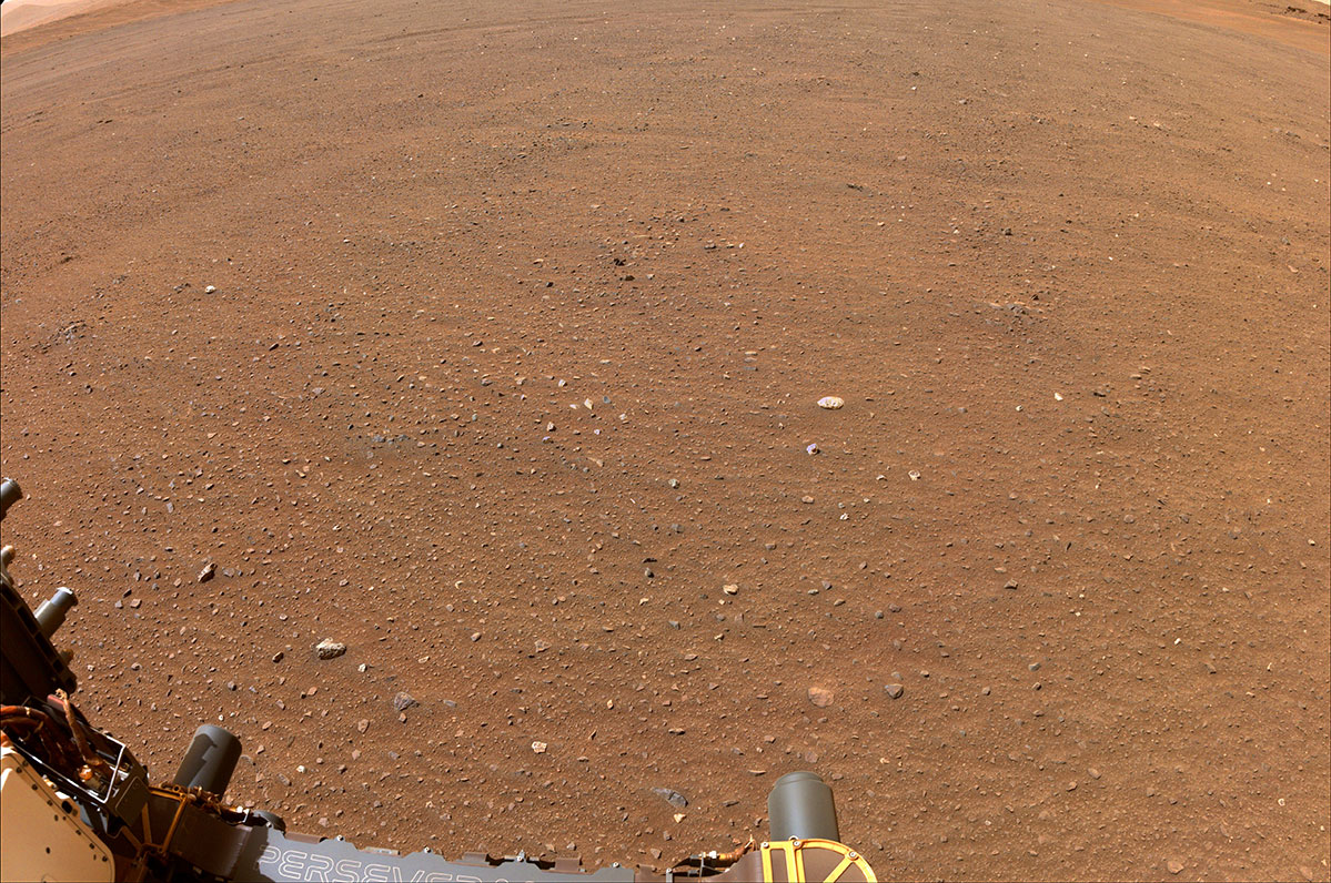 美國國家航空暨太空總署的毅力號火星探測器使用其導航相機之一拍攝了這張平坦地形的圖像，以考慮用於火星樣本取回任務的著陸器設計，該著陸器將把火星岩石和沉積物樣本帶到地球作為進行深入研究的任務的一部分。