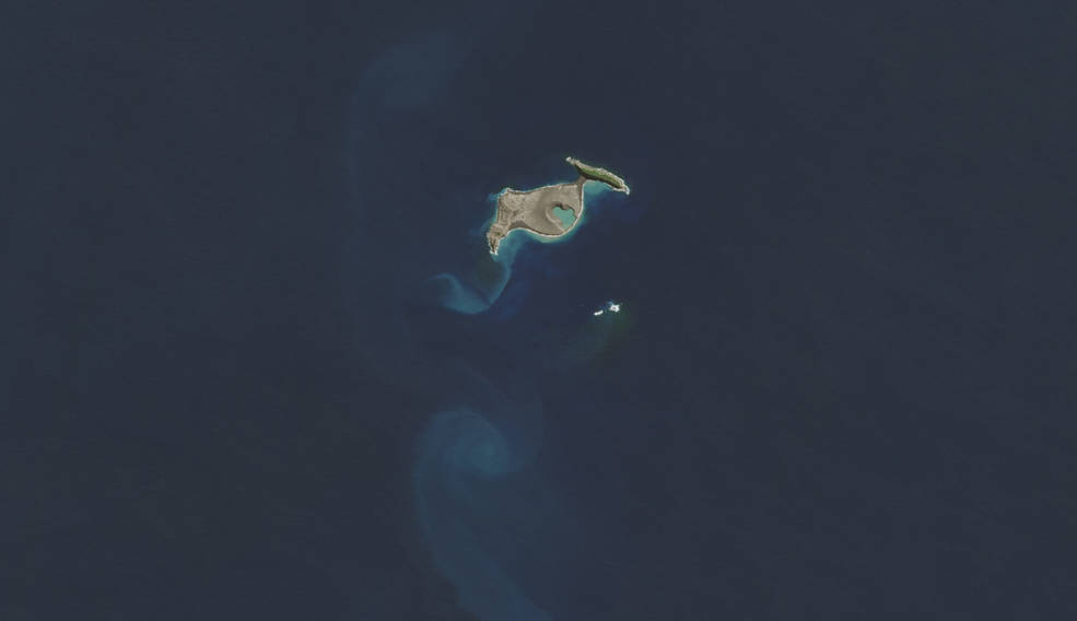 這張衛星圖像顯示， 2015 年4月，在 2022 年 1 月，一場爆炸性水下火山爆發摧毀了波利尼西亞島的大部分地區之前，Tonga-Hunga Ha’apai 火山完好無損。