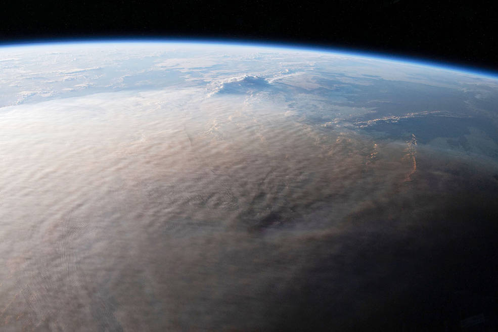 2022 年 1 月 16 日一名太空人在國際空間站拍攝了一張照片顯示了前一天發生的 Hunga Tonga-Hunga Ha'apai 火山爆發的火山羽流。
