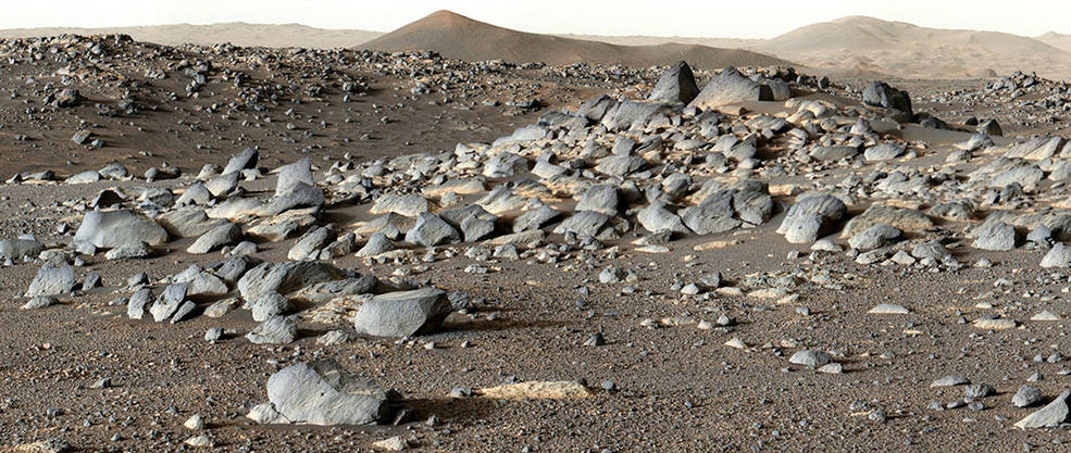 2022 年 2 月 16 日，也就是該任務的第 353 個火星日，「毅力號」在耶澤羅撞擊坑的地面上看到了一大片巨石。