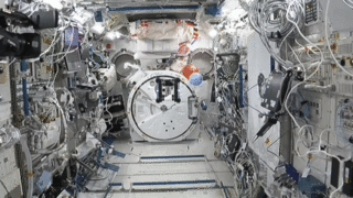 太空站的一個 Astrobee 機器人在 Astrobee Zero Robotics 的運行過程中執行機動。