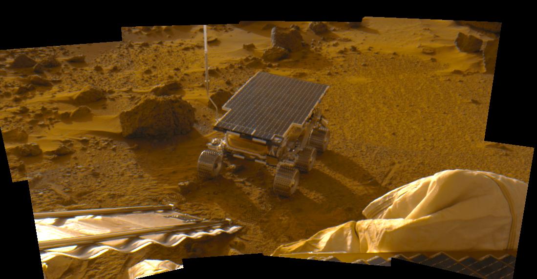 1997年7月5日，拓荒者號捕捉到這幅由八個圖像拼接處理的圖。在該任務的第二個火星日，或者說太陽日，新部署的旅居者號——火星上的第一個此類探測車。在駛下拓荒者號後，坐落在火星表面。