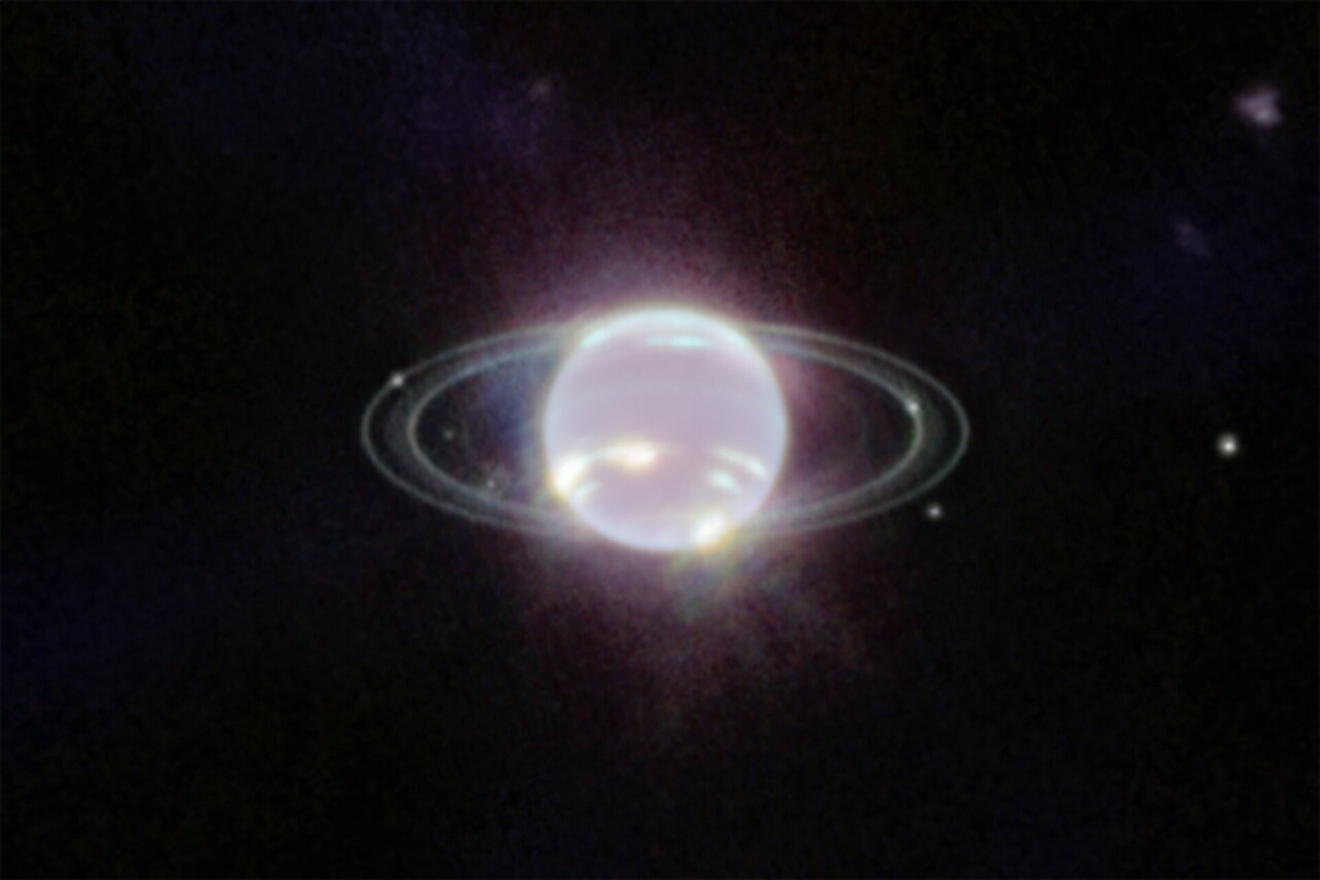韋伯於 2022 年 7 月 12 日通過近紅外相機拍攝的海王星圖像。這張圖片中海王星大氣層最突出的特徵是該行星南半球的一系列明亮斑塊,它們代表了高海拔的甲烷冰雲。 更微妙的是,環繞地球赤道的一條細線可能是全球大氣環流的視覺特徵,它為海王星的風和風暴提供動力。 此外,韋伯首次表現出圍繞著海王星南極一個先前已知的渦旋的連續高緯度雲帶。