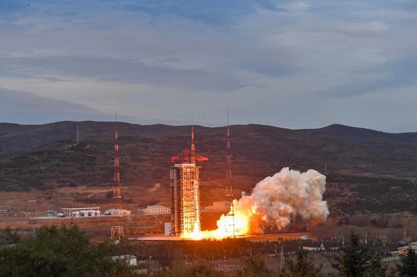 長征二號丙運載火箭起飛 圖片來源：中國航天科技集團