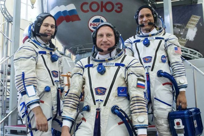 俄羅斯太空人謝爾蓋·普羅科皮耶夫（ Sergey Prokopyev ）和德米特裡·彼得林（ Dmitry Petelin ）以及美國國家航空暨太空總署（ NASA ）太空人法蘭西斯科·盧比奧（Francisco Rubio）