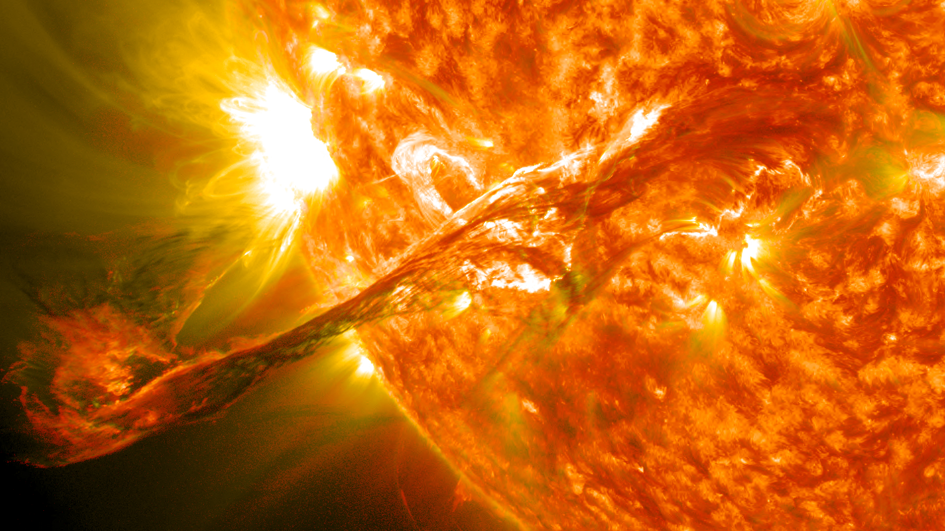 在2012年8月31日爆發的太陽閃焰(日焰)，曾一直徘徊在太陽的大氣層、日冕，有著長長的日珥/絲狀體噴發至太空中。