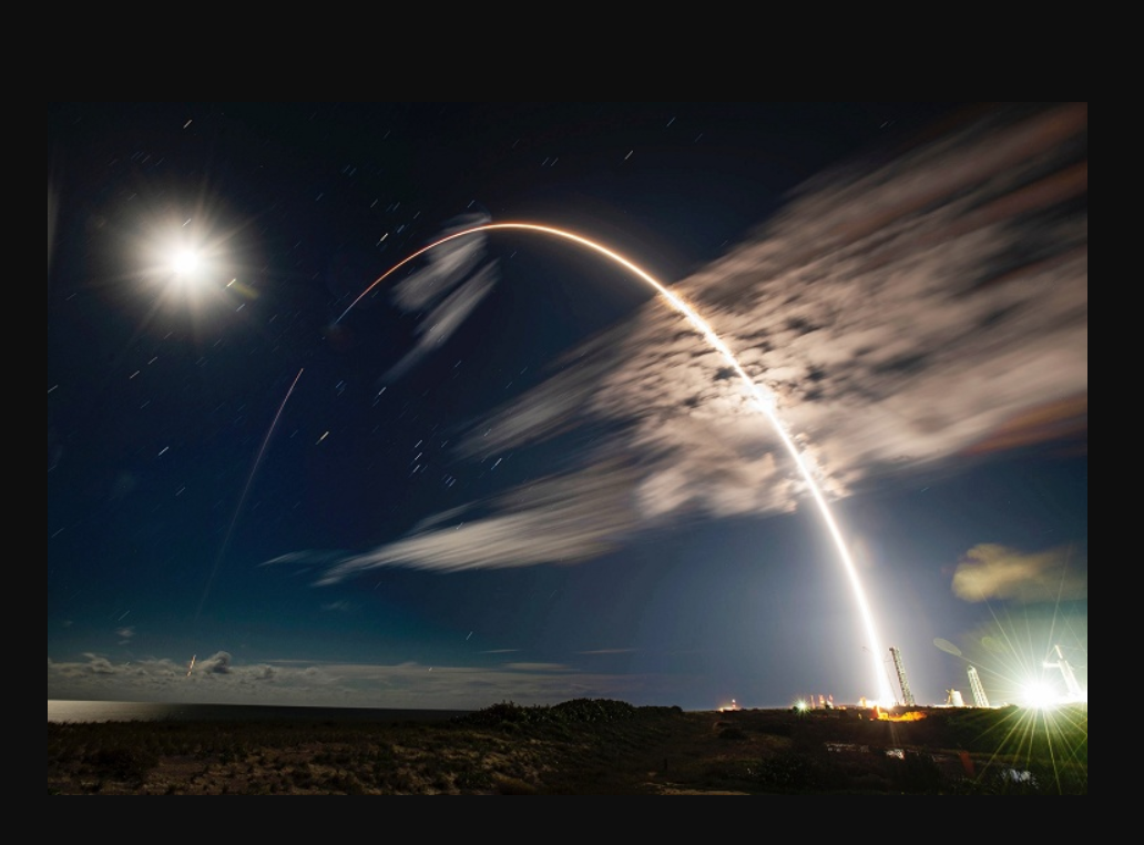 延遲鏡頭下的SpaceX 獵鷹9號運載火箭發射