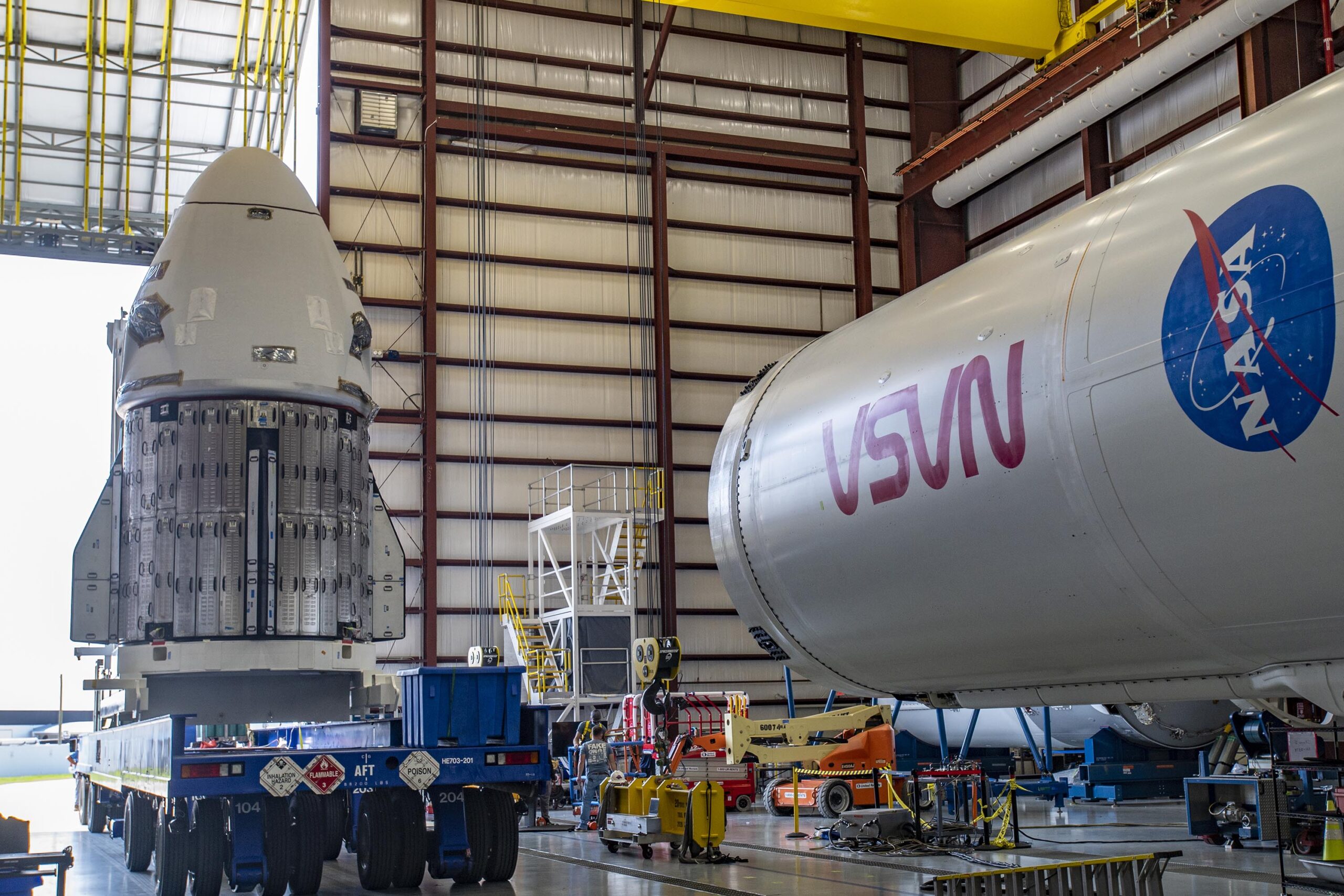 2022年9月23日,美國國家航空暨太空總署 SpaceX Crew-5 任務的太空人飛船抵達甘迺迪太空中心發射場 39A 的機庫。