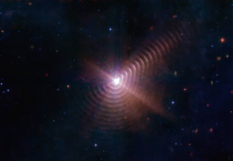 這張由詹姆斯·韋伯太空望遠鏡中紅外儀器拍攝的圖片展示了 WR 140 及其星雲。該星雲是由雙星形成的，之前凱克天文台在1999/2001年只拍攝到了最裡面的殼層