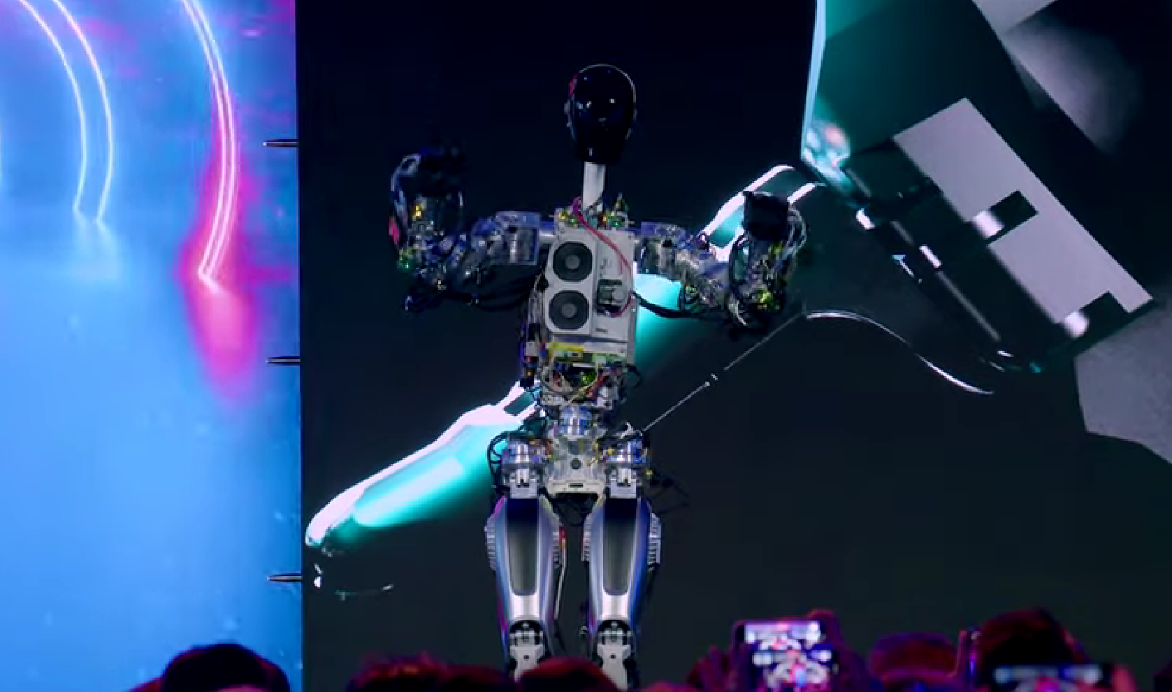 特斯拉機器人與觀眾打招呼