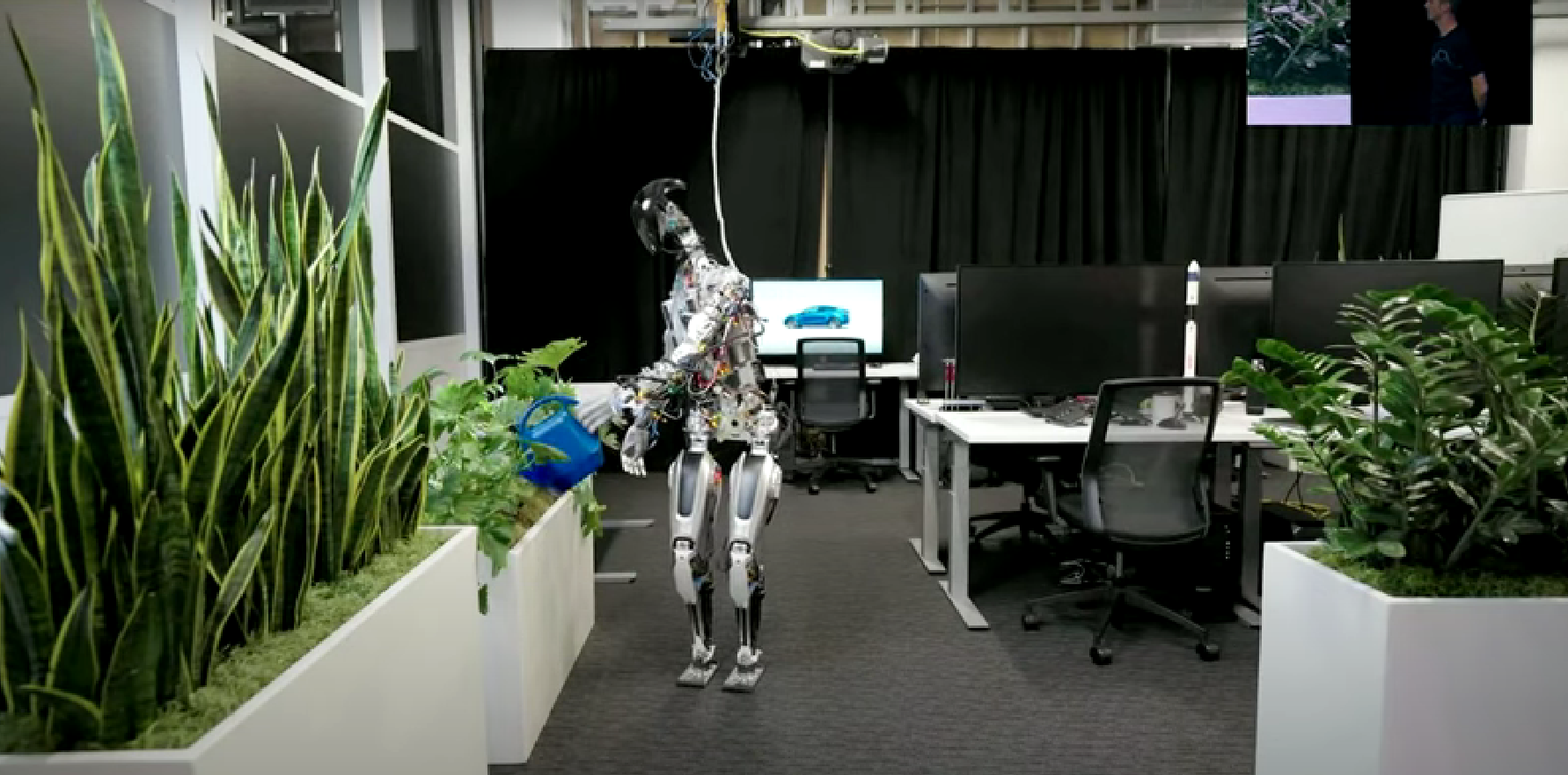 特斯拉機器人在辦公室澆花