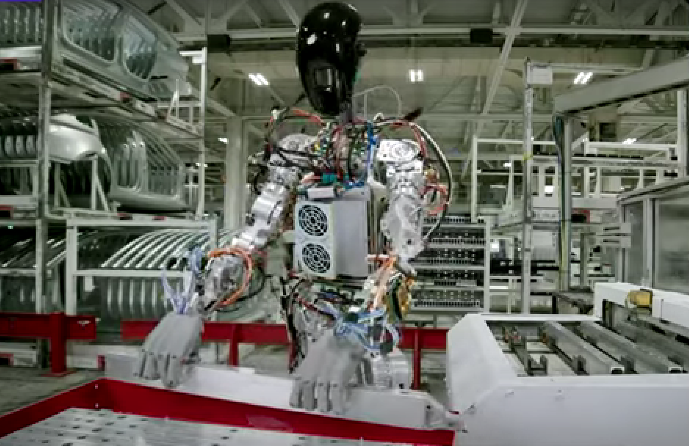 特斯拉機器人在工廠裡工作